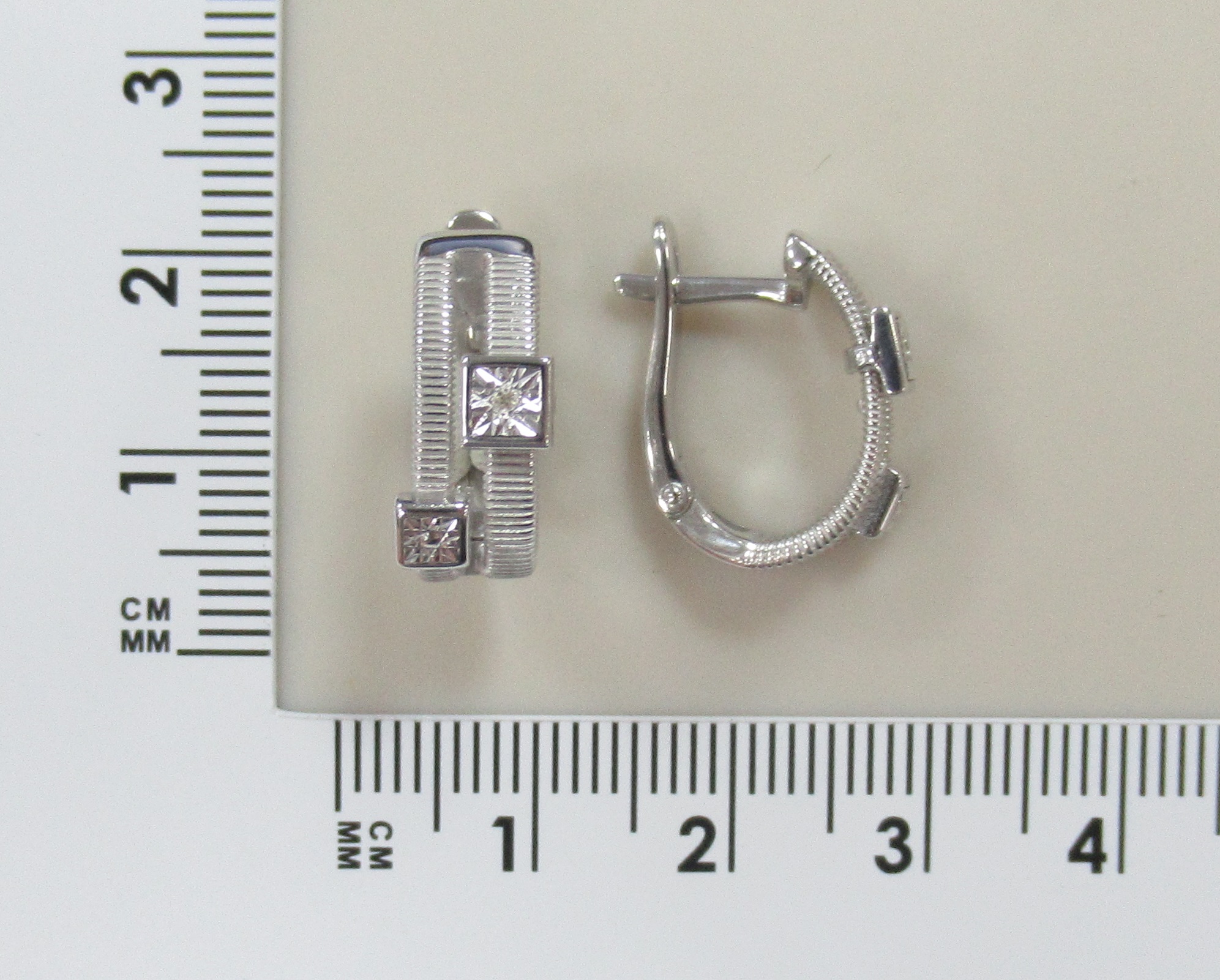 Серебряные серьги с бриллиантами